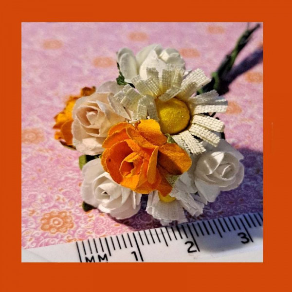 miniatyyrit Kukkakimppu  valk oranssi ruusut 